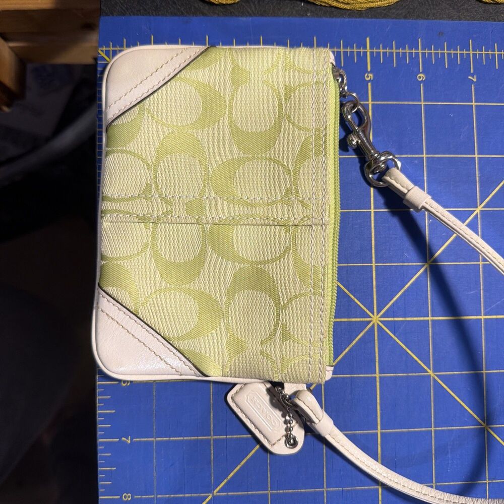 Coach Signature Logo Wristlet Pouch green Ivory Zip Wrist Strap Silver
